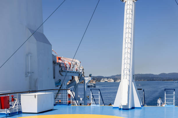 유럽을 항해하는 여객선의 상단의 파란색과 흰색 전망대, 여름 화창한 맑은 아침 - passenger ship ferry crane harbor 뉴스 사진 이미지
