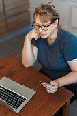 frustrierte-pensionierte-seniorin-sitzt-zu-hause-mit-laptop-auf-dem-sofa.jpg?b=1&s=170x170&k=20&c=LWCYee2he-ROJUP3YN-ZNOJ8V7H-SOobqbGpTY1pPgc=