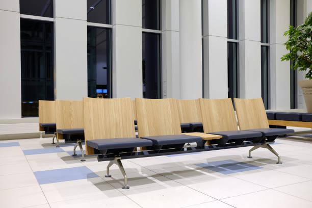 sièges au nouvel aéroport de chitose. - new chitose photos et images de collection
