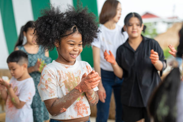 meninas e amigos afro-americanos têm mãos divertidas pintadas em conceito colorido paint.education - pre adolescent child little girls friendship child - fotografias e filmes do acervo