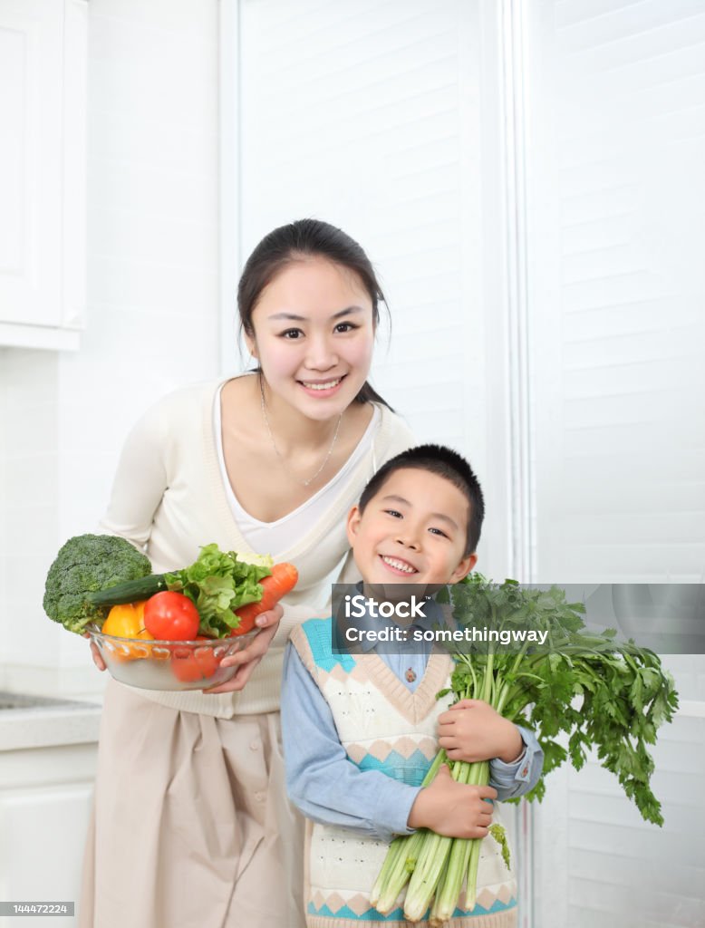 母、息子出荷停止の野菜と果物のキッチン - 2人のロイヤリティフリーストックフォト