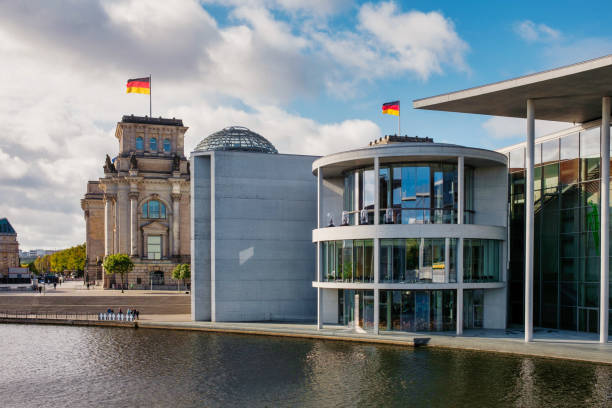 reichstag building and paul loebe haus in berlin - chancellery imagens e fotografias de stock