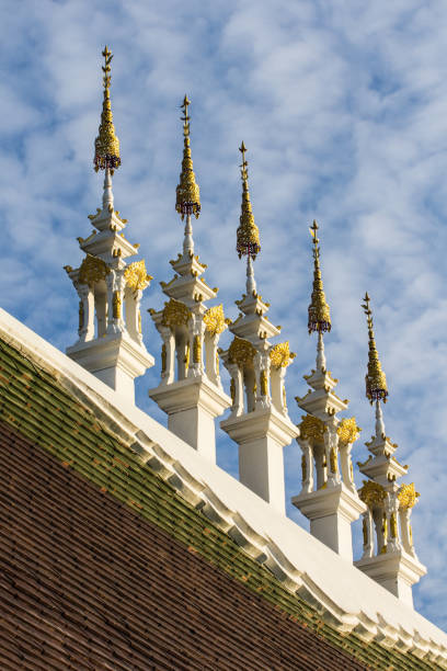 タイ寺院の屋根の切妻頂点 - bell gable ストックフォトと画像