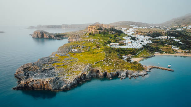 vue aérienne du village de lindos avec l’acropole - lindos photos et images de collection