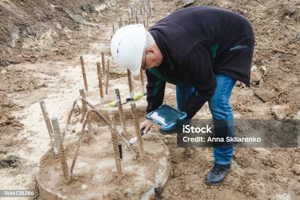 Construction Works Seismic Test On Concrete Pile Engineer Using The Pit Handheld Hammer The Pit Accelerometer And The Pile Integrity Tester To Detect Neck Bulge And Void In The Piles Stock Photo - Download Image Now