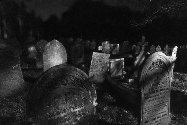 pierres tombales la nuit - antique engraved image moonlight night photos et images de collection