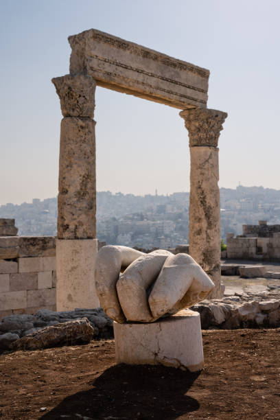 mano di ercole e tempiale ad amman, giordania - temple of heracles foto e immagini stock