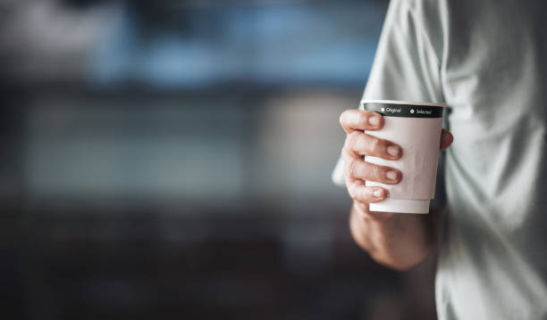 hand hält eine tasse kaffee mit kopierplatz auf der linken seite für text. - isolated on white breakfast cafe office stock-fotos und bilder