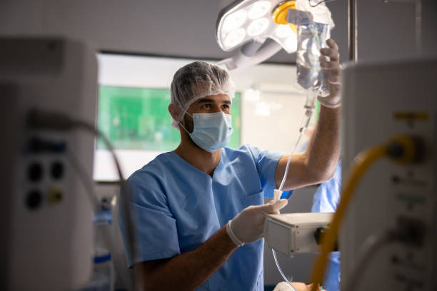 anestesiólogo preparándose para la cirugía - anestesista fotografías e imágenes de stock