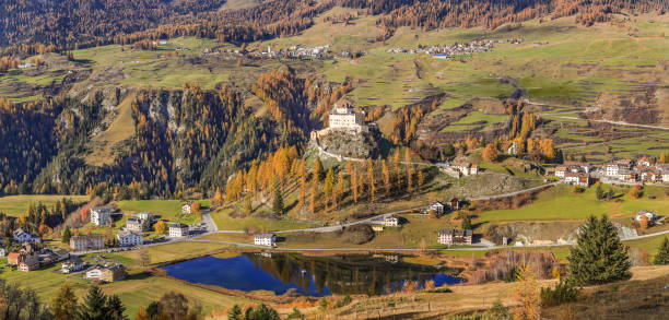 panorama de la vallée avec le château de tarasp - engadine graubunden canton autumn switzerland photos et images de collection