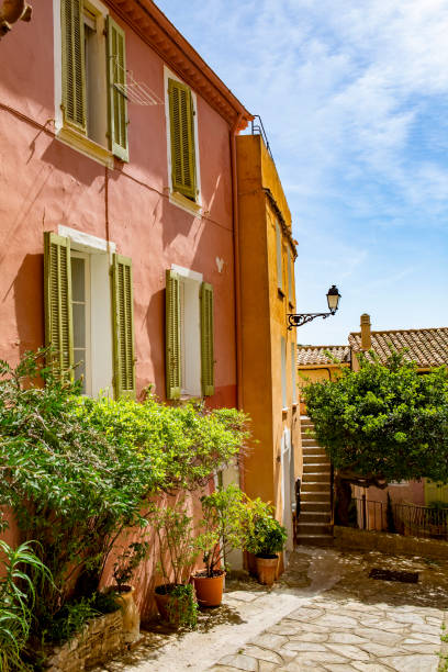 alley in bormes-les-mimosas is a commune in the var department in the provence-alpes-côte d'azur region, in europe - 1474 imagens e fotografias de stock