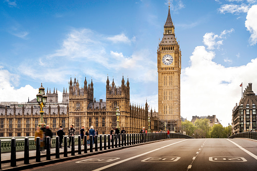: Westminster palace and Big Ben and traffic on Westminster bridge in foreground