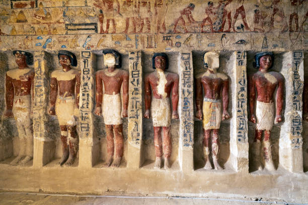 サッカラのイルカプタの墓からの東壁。ギザ。エジプト。 - saqqara ストックフォトと画像