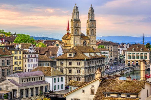 cattedrale di zurigo e città vecchia, svizzera - grossmunster cathedral foto e immagini stock