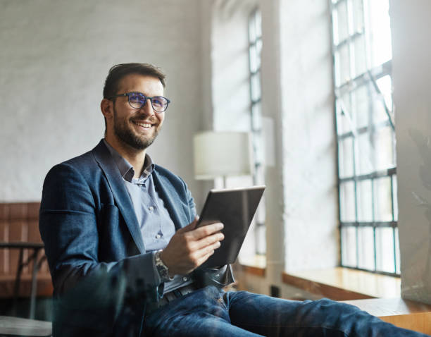 reunión de negocios hombre hombre de negocios oficina retrato emprendedor inteligente confiado colega éxito profesional tableta tecnología positiva puesta en marcha descansar relajación romper soñar despierto - mid adult men smart casual white happiness fotografías e imágenes de stock