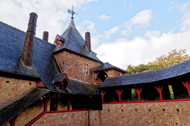 castell coch - czerwony zamek - zamek neogotycki - coch zdjęcia i obrazy z banku zdjęć