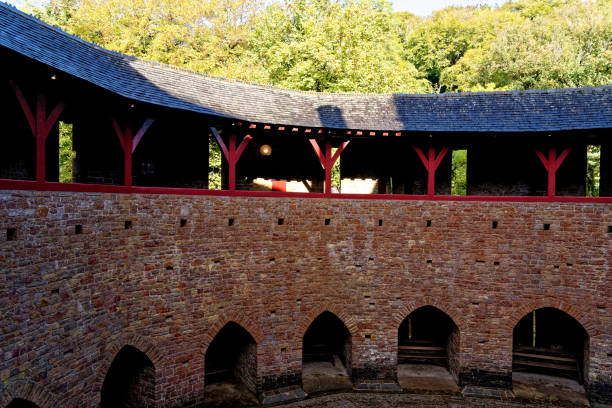 castell coch lub dziedziniec czerwonego zamku - coch zdjęcia i obrazy z banku zdjęć