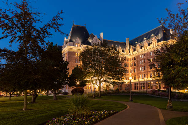 ночной снимок отеля «императрица», виктория, британская колумбия канада - empress hotel стоковые фото и изображения