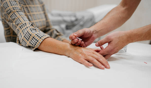 agulha de acupuntura na mão de uma mulher idosa - massaging relaxation indoors traditional culture - fotografias e filmes do acervo