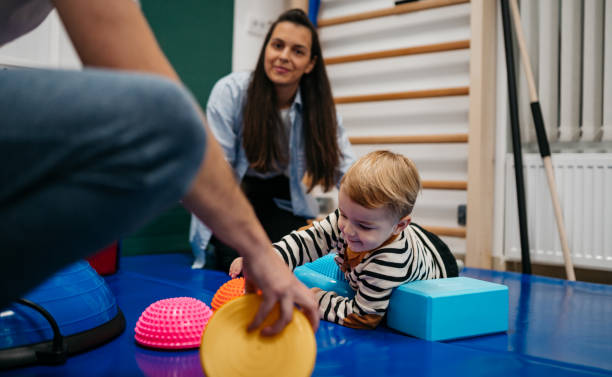 ragazzino in una clinica pediatrica - child exercising little boys toddler foto e immagini stock