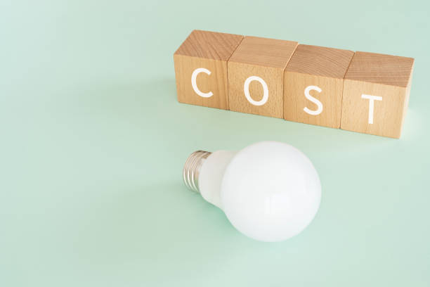 コンセプトの「cost」テキストと電球が付いた木製のブロック。 - 高い ストックフォトと画像