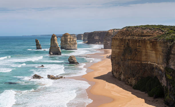 great ocean road, victoria. - twelve apostles sea rocks immagine foto e immagini stock