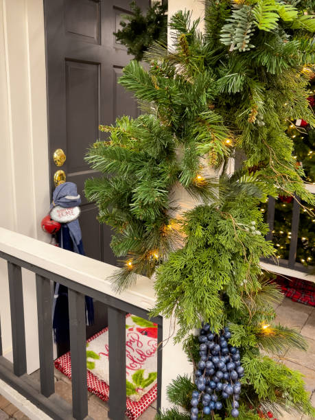 front porch decorated for christmas - doormat door christmas holiday imagens e fotografias de stock