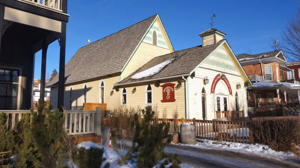 erhaltene historische gebäude der kleinstadt okotoks alberta kanada - okotoks stock-fotos und bilder