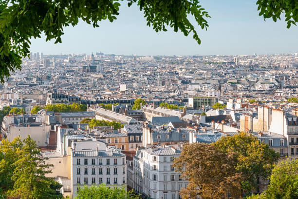 городской пейзаж парижа, вид с холма монмартр. - paris france roof apartment aerial view стоковые фото и изображения