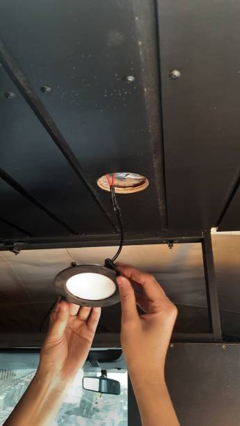 instalação de luz led - led lighting equipment light bulb installing - fotografias e filmes do acervo