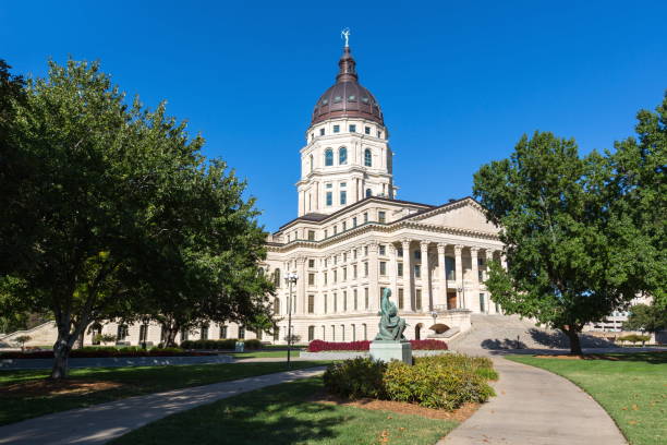 kansas state capitol building - kansas topeka state capital foto e immagini stock