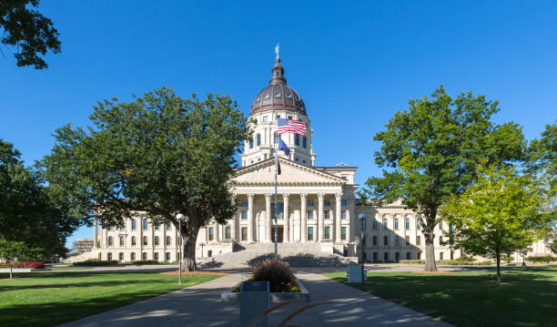 kansas state capitol building - kansas topeka state capital foto e immagini stock