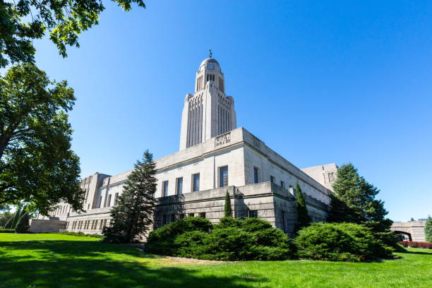 nebraska state capitol building - lincoln road imagens e fotografias de stock