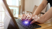 mann-verwenden-laptop-mit-cloud-computing-diagramm-zeigen-zur-hand-cloud-technologie.jpg?b=1&s=170x170&k=20&c=-wruhBP2TpH1zLjmyt9LuLX_ehn6LaStLJeoveR6_Vk=