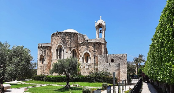 Catedral de San Juan es una antigua iglesia episcopal en Biblos , en el actual Líbano . Fue construido por los cruzados y dedicado a San Juan Bautista .
