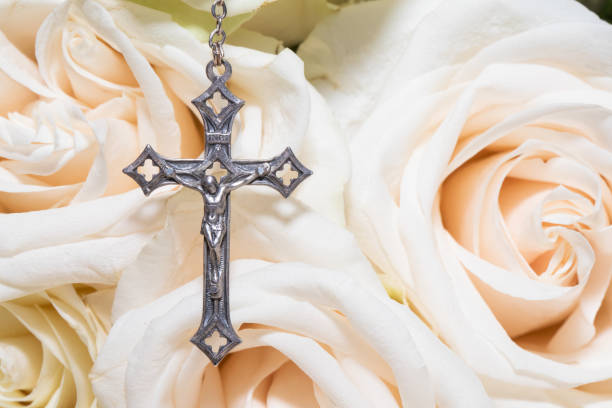 istock Metal cross and roses, flowers on table 1444918868