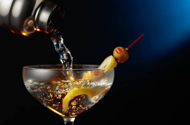 martini con olive verdi e limone. - cocktail transparent cocktail shaker glass foto e immagini stock