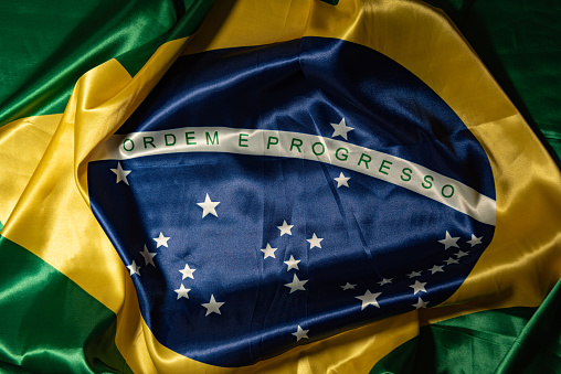 Bandera de Brasil, hermosa bandera de Brasil arreglada con pliegues sobre una mesa, foto discreta, enfoque selectivo. photo