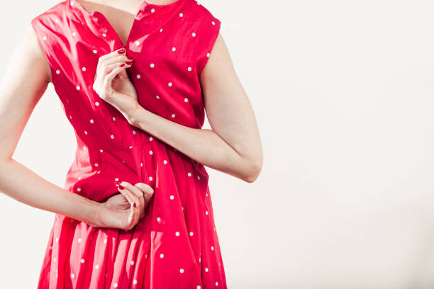 kobieta w sukience w czerwone kropki – zdjęcie