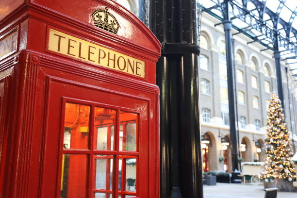 英国ロンドンのクリスマス ツリーの装飾の赤い電話ボックス - red telephone box ストックフォトと画像