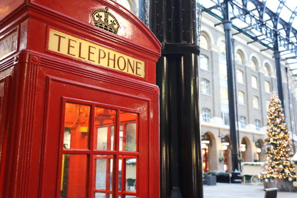 런던 영국에서 크리스마스 트리 장식 빨간 전화 박스 - red telephone box 뉴스 사진 이미지