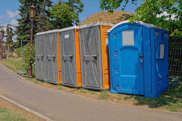 仮設トイレ駐車場 - porta potty ストックフォトと画像