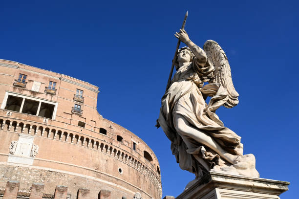 ángel con la lanza - roman statue angel rome fotografías e imágenes de stock