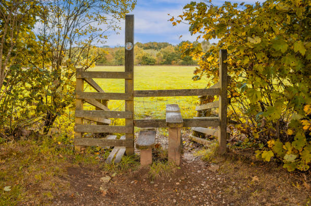 puerta cerca estilo sendero caminando campo rural al aire libre - warwickshire fotografías e imágenes de stock