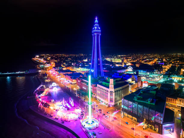 una vista aérea de las iluminaciones en blackpool en lancashire, reino unido - blackpool illuminated blackpool tower vacations fotografías e imágenes de stock