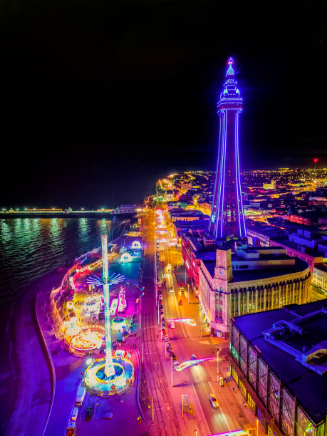 英国ランカシャー州ブ�ラックプールのイルミネーションの空中写真 - blackpool illuminated blackpool tower vacations ストックフォトと画像