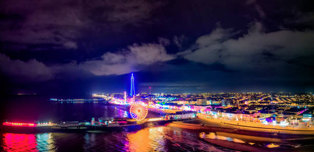 una vista aérea de las iluminaciones en blackpool en lancashire, reino unido - blackpool illuminated blackpool tower vacations fotografías e imágenes de stock