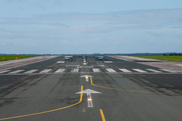 공항 활주로 - runway airport airfield asphalt 뉴스 사진 이미지