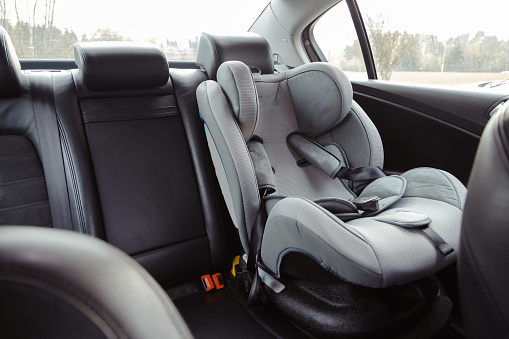 Silla de coche para niños para mayor seguridad en el asiento del pasajero trasero de un automóvil photo