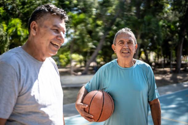 porträt eines älteren mannes mit freunden auf dem basketballplatz - mexico only men senior men mature men stock-fotos und bilder